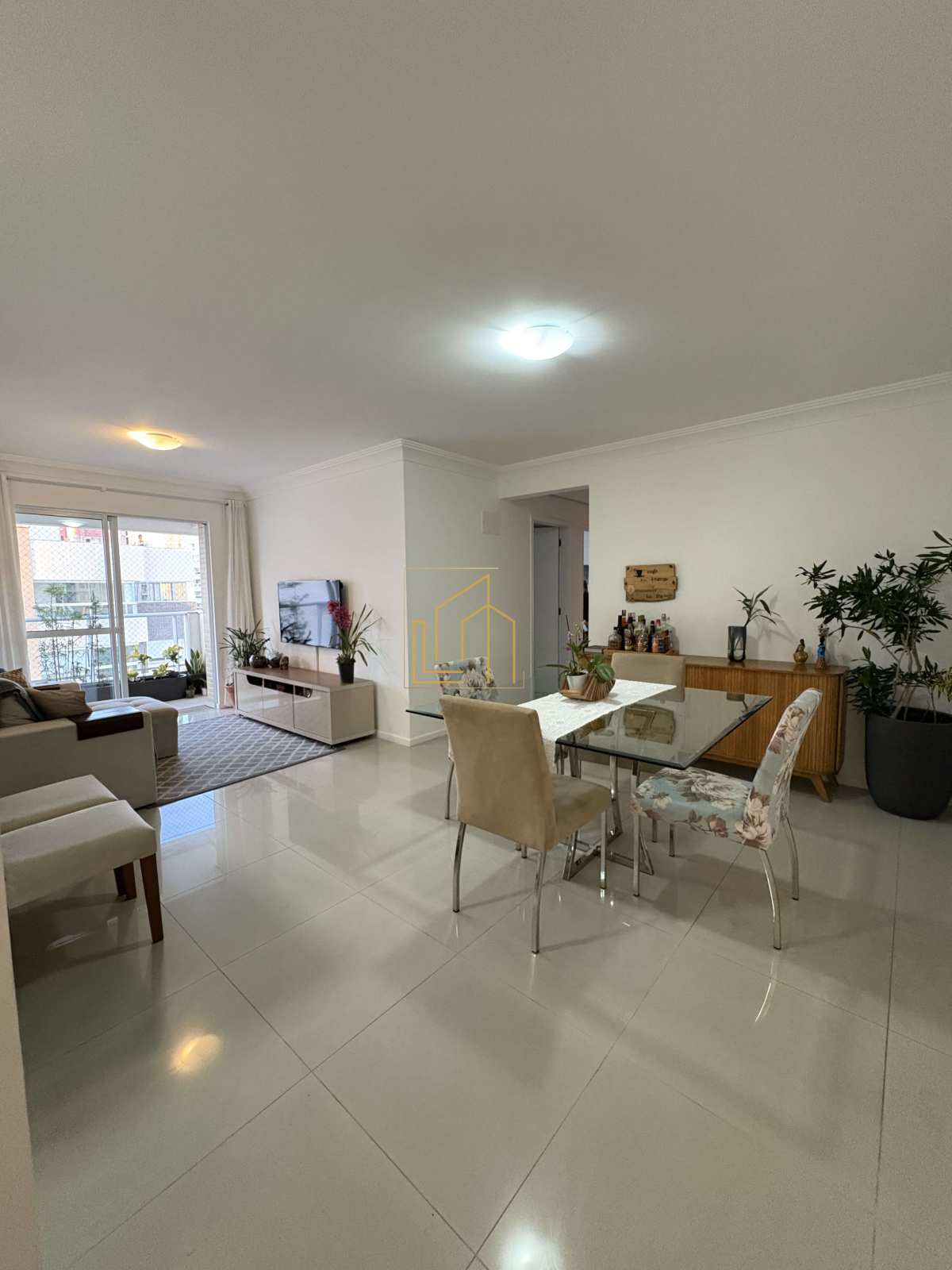 03 dormitórios com suíte - 02 vagas de garagem - Lucio Souza - Corretor de Imóveis